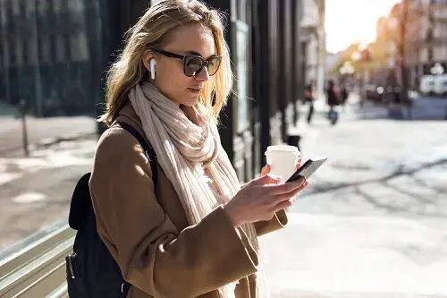 Jak podłączyć słuchawki bezprzewodowe do telefonu bez problemów?