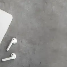 Jak połączyć AirPods z różnymi urządzeniami - proste kroki i porady