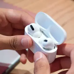 Dlaczego jedna słuchawka AirPods gra ciszej? Oto możliwe przyczyny