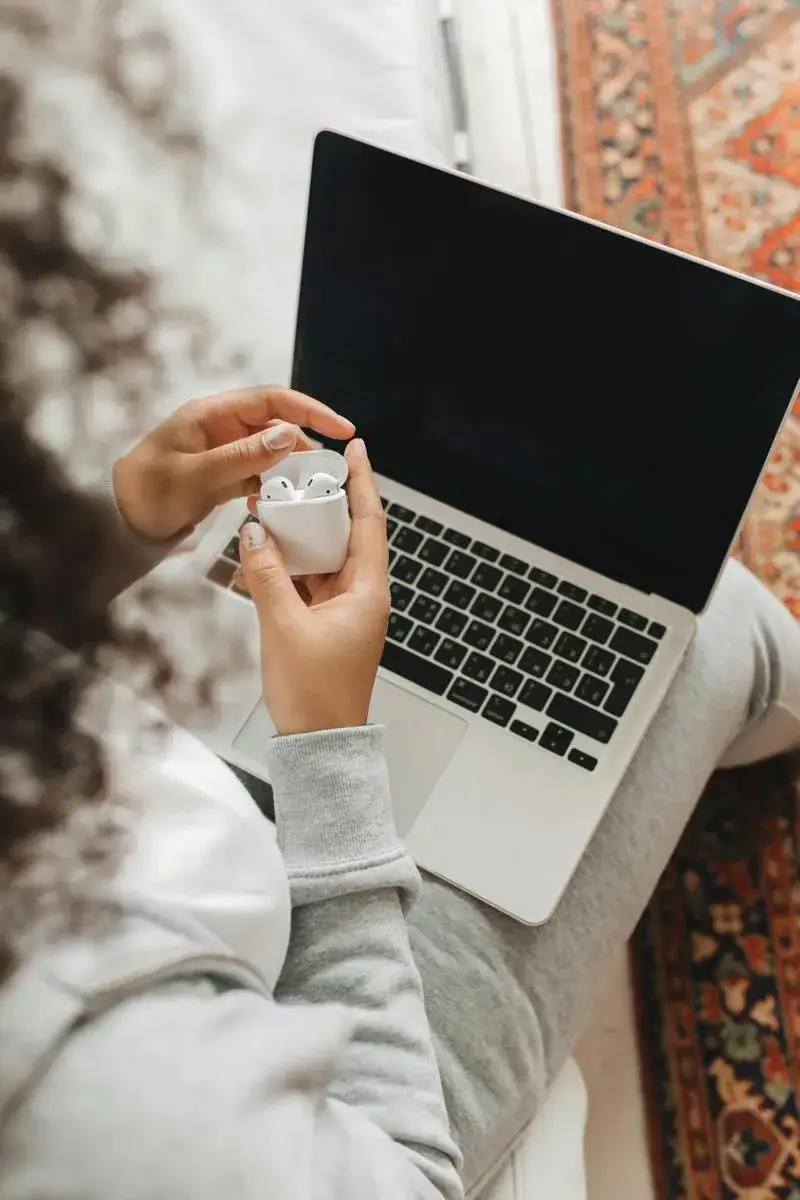 Zdjęcie Jak ładować słuchawki AirPods, aby uniknąć problemów z naładowaniem